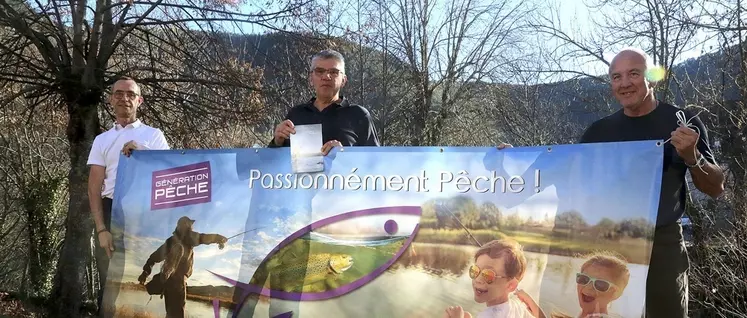 Trois hommes tiennent une banderole et une brochure
