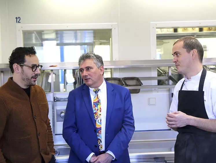 César Troisgros et Martial Couillaud, directeur du Sacré-Cœur, discutent avec le chef dans la cuisine du lycée hôtelier du Sacré-Cœur.
