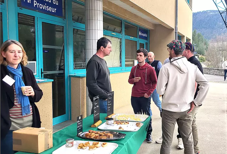 Un groupe déguste des produits locaux autour d'une table.