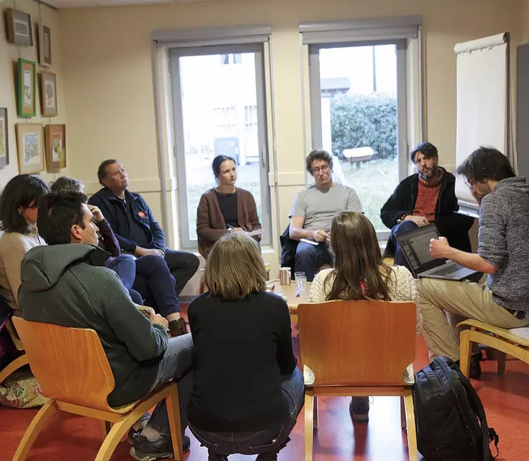 Un groupe est assis en cercle et discute de pollinisateurs sauvages
