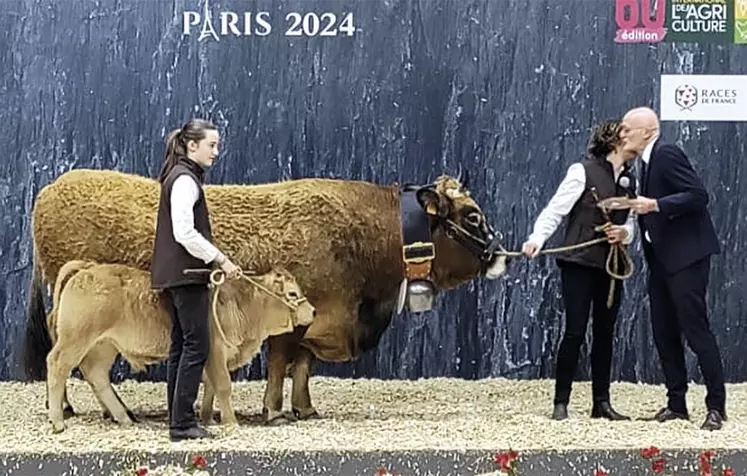 Occitane et ses éleveurs lors de la remise des prix du concours Aubrac au SIA 2024