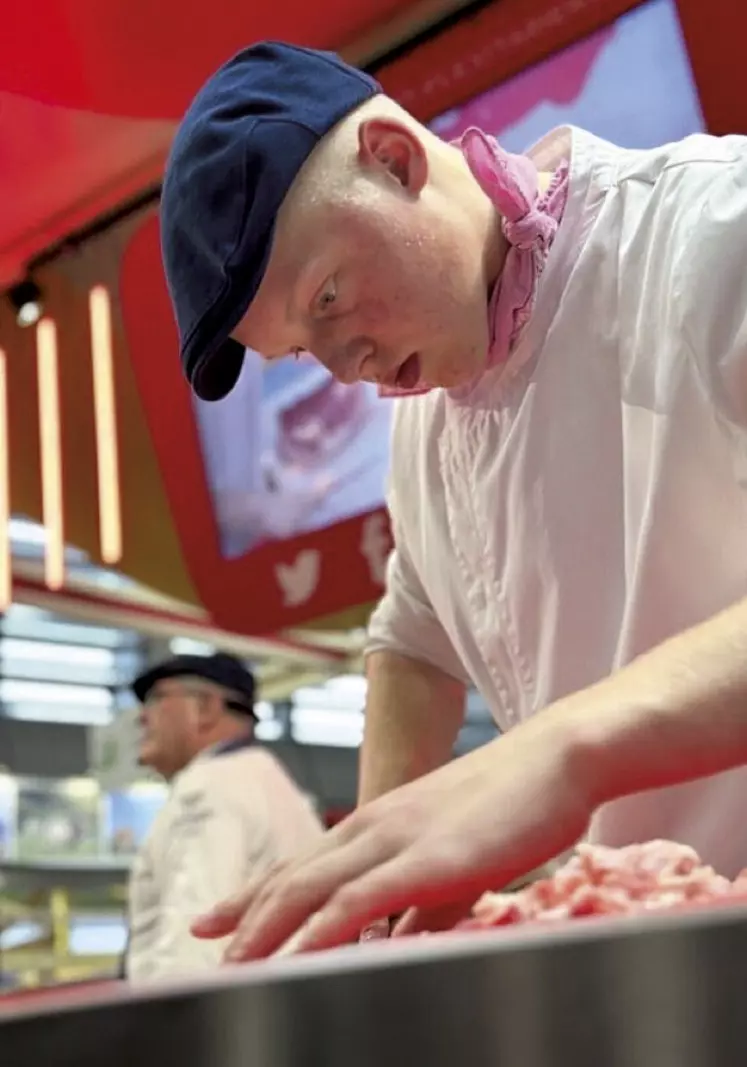 Titouan Valles découpe un morceau de viande lors du concours jeunes bouchers au SIA 2024