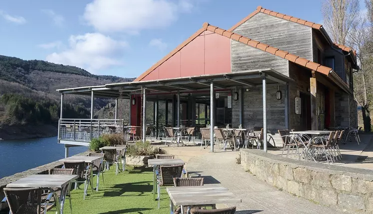 La maison de la pêche surplombant le lac de Villefort