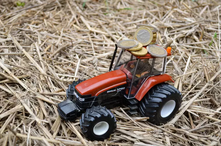tracteur miniature avec des pièces de monnaies en euro