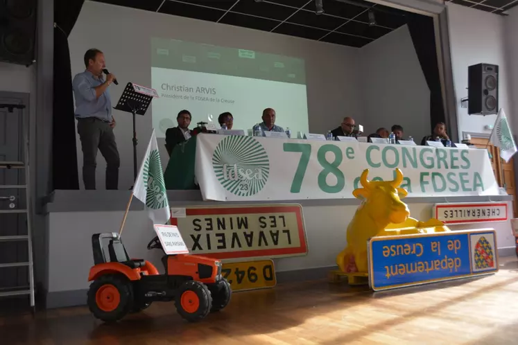 Christian Arvis s'exprime à la tribune du congrès de la FDSEA de la Creuse.