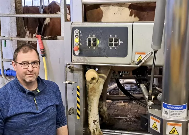 Christophe Michel est satisfait par l'installation de son robot de traite mais reste un éleveur vigilant  pour chacune de ses vaches.