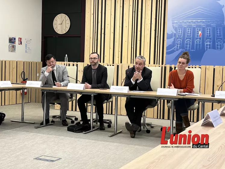 Préfet et procureur réunis assis devant une table lors d'une conférence de presse.