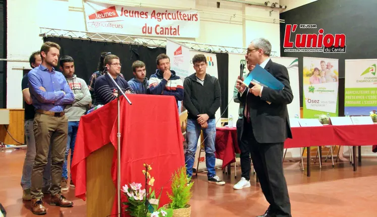 Les Jeunes agriculteurs du Cantal interpèlent le préfet Buchaillat lors de l'assemblée générale de JA15. 