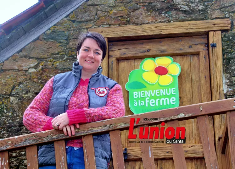 Julie Rigal, présidente de Bienvenue à la ferme Cantal, devant le point de vente de la Ferme des fourches, installé dans un ancien sécadou