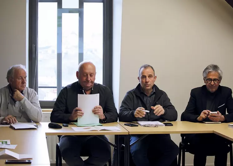 Robert Aigoin (à gauche), conseiller départemental de la Lozère, aux côtés de l'équipe de l'Astaf et la Safer lors de l'assemblée générale.