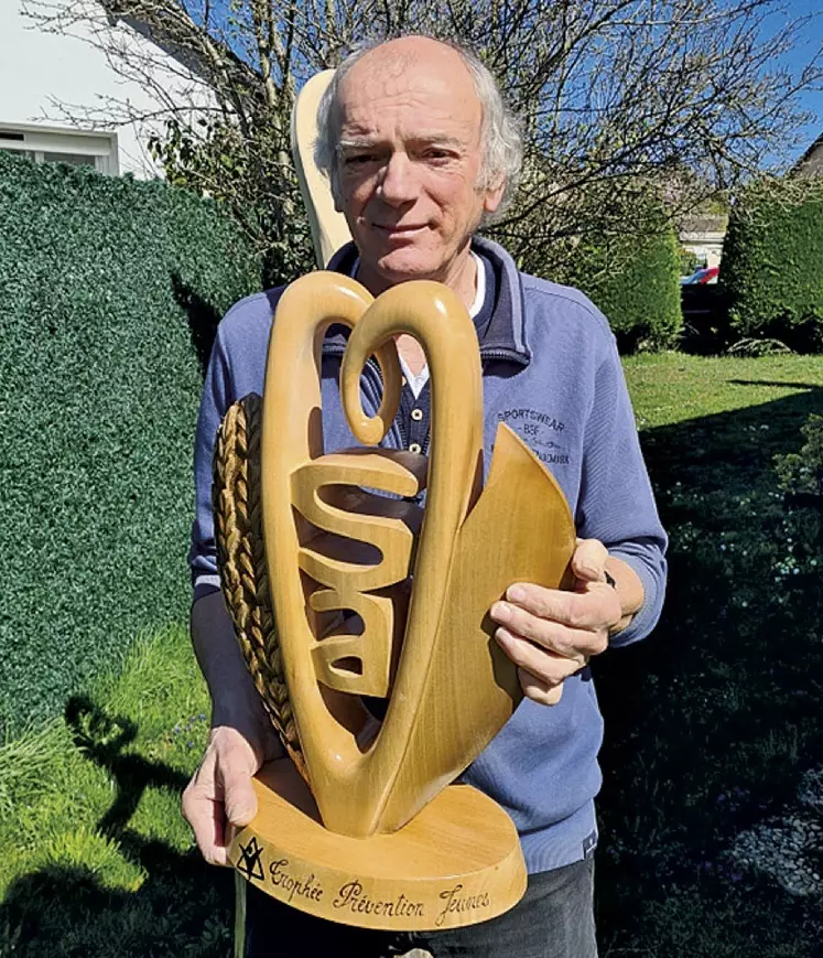 René Meissonnier porte le trophée qu'il a créé pour les 30 ans du TPJ de la MSA