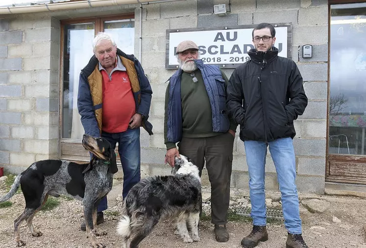 La société de chasse de Hyelzas représentée par trois de ses membres.