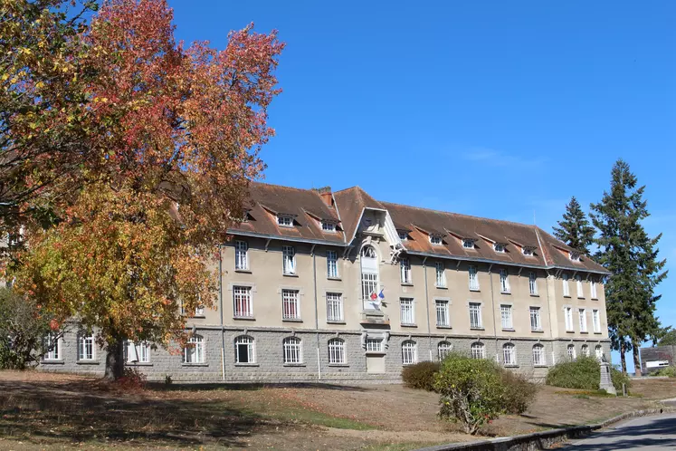 Vue sur le lycée d'Ahun (Creuse).