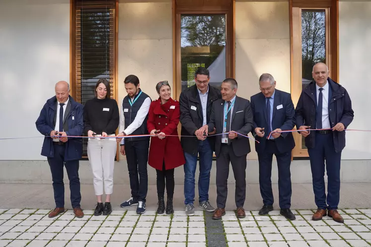 De gauche à droite : Emmanuel Ferrand, Conseiller régional, Charlotte Batifoulier architecte, Arnaud Huart, conducteur d'opérations immobilières INRAE, Hélène Hartigai, sous-préfète d'Issoire, Christophe Vial, Maire de Saint-Genès-Champanelle, Emmanuel Hugo, Président du Centre INRAE Clermont-Auvergne-Rhône-Alpes, Jean-Marc Morvan, vice-président Clermont-Auvergne Métropole, Jérôme Gaumet, vice-président du conseil départemental du Puy-de-Dôme.