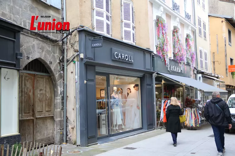 Rue marchande avec boutiques de vêtements