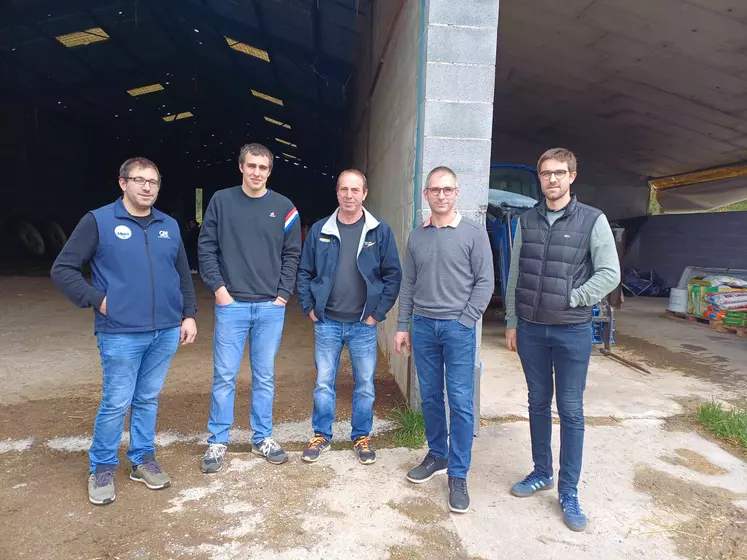 Les trois responsables professionnels en compagnie de deux associés du Gaec de Montebello.