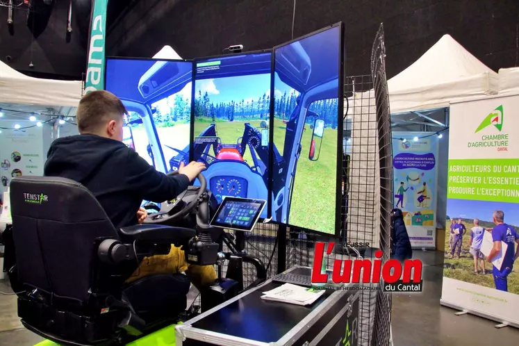 Jeune sur un simulateur de conduite d'engin agricole