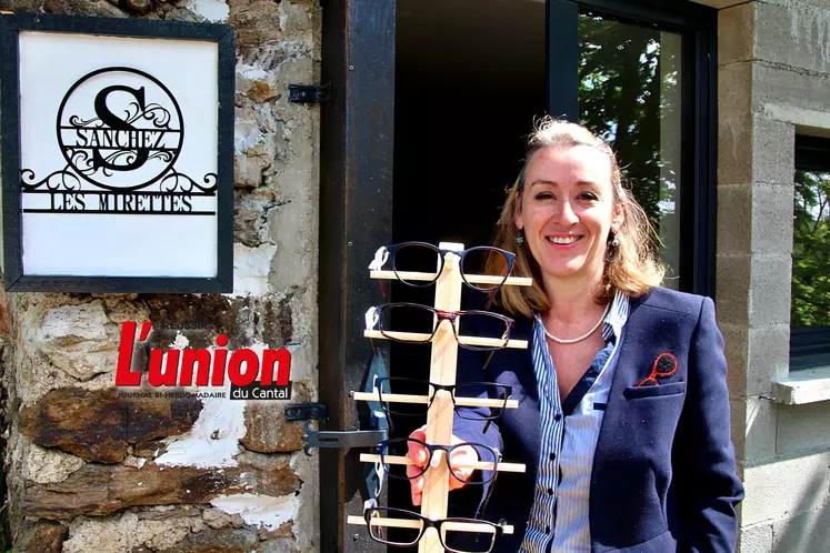 Une opticienne cantalienne présente une série de montures, en plein air.