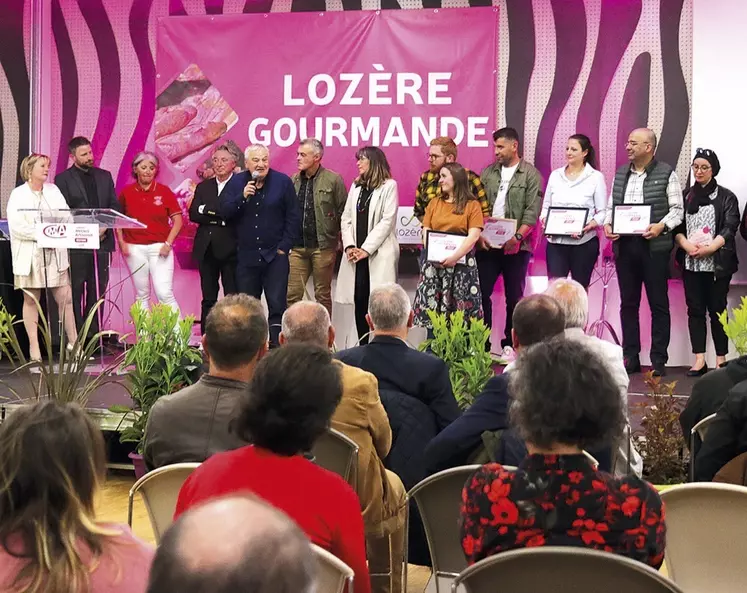 Des finalistes sur scène reçoivent leur trophée Lozère Gourmande lors de la cérémonie de remise des prix