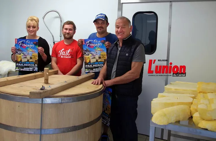 Quatre hommes dans une fromagerie autour d'une gerle en bois, typique du Cantal. 