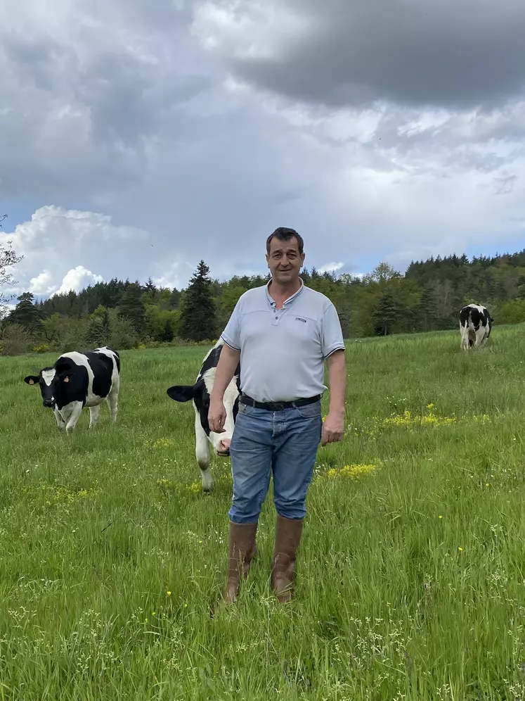 Eric Richard, président de la section laitière de la FDSEA43 avec ses vaches.