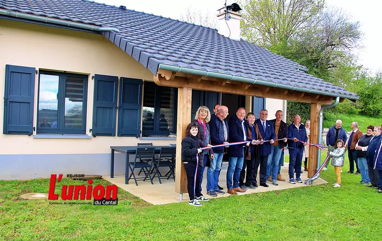 Des personnalités s'apprêtent à couper le ruban inaugural d'un gite dans le Cantal. 