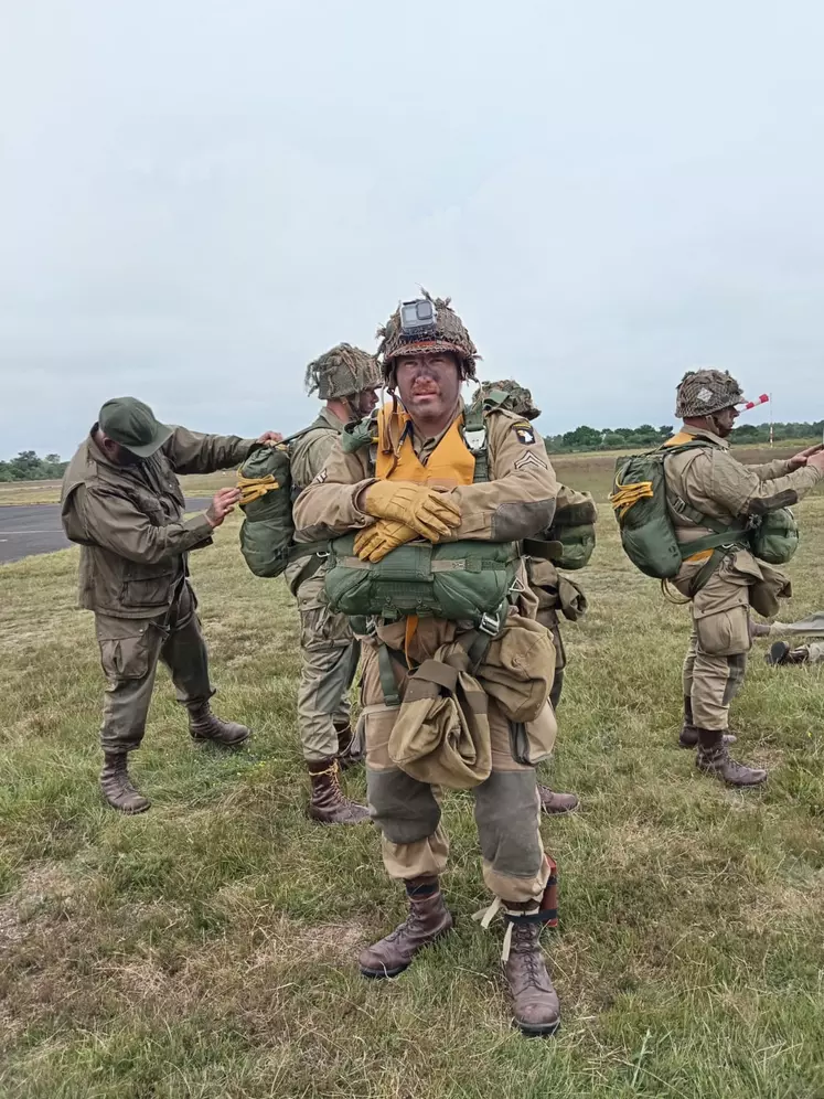 Parachutiste en tenue de soldats américain de 1944