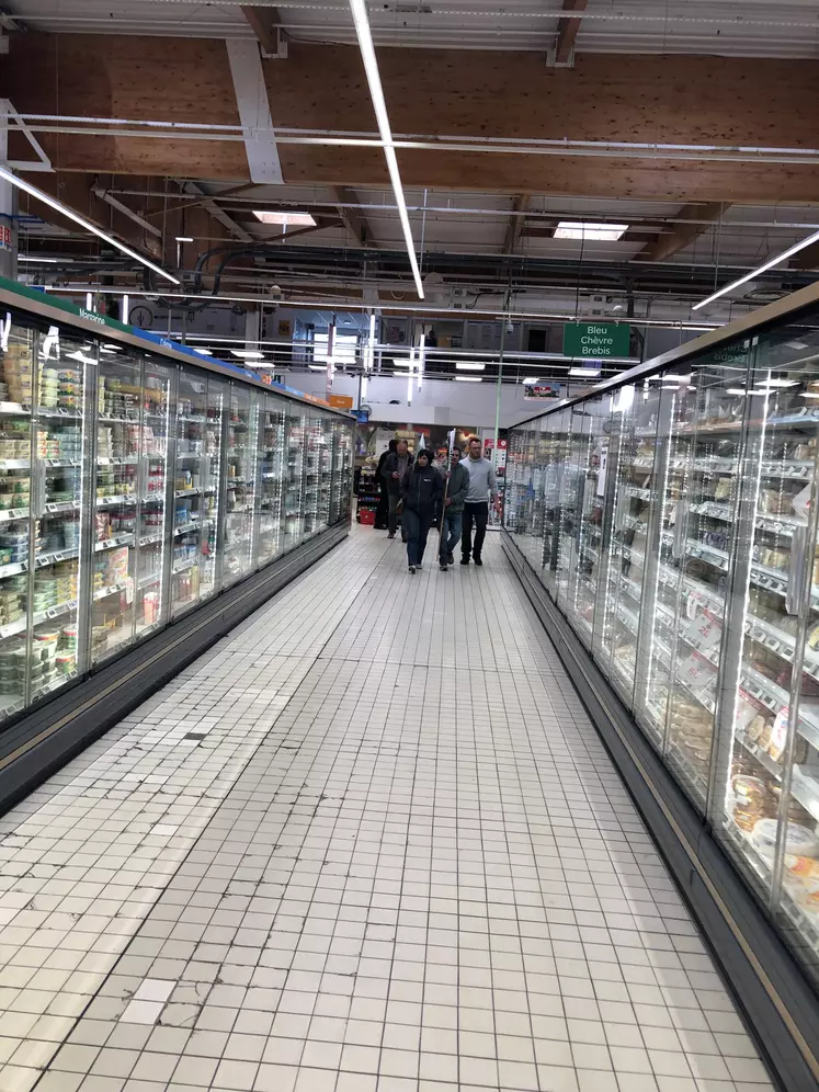 Responsables de la FDSEA de la Creuse dans une allée de supermarchée Carrefour.
