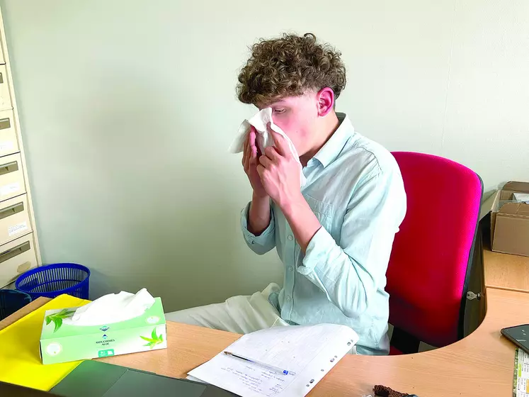 un jeune garçon qui se mouche