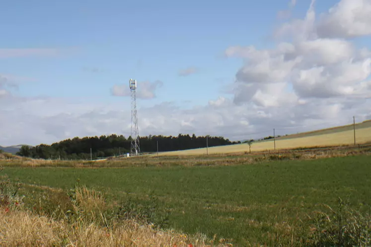 La mission chargée de ce rapport a tenté de caractériser l’impact sur les activités d’élevage des antennes relais, installations électriques et éoliennes.