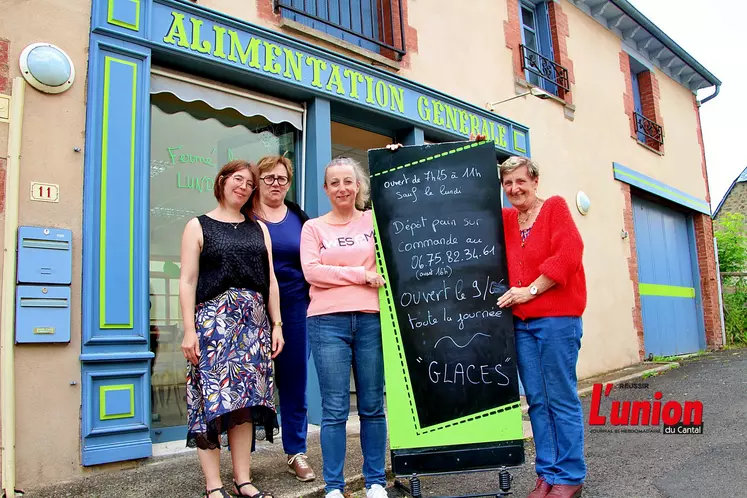 Quatre femmes devant un commerce d'alimentation. 