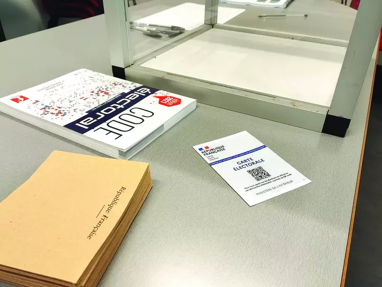 une urne et des bulletins de vote