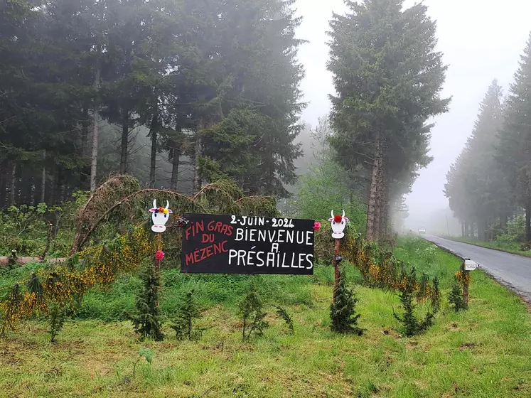 Présailles avait mis tout en œuvre pour accueillir la Fête du Fin Gras du Mézenc ; le village et ses accès étaient magnifiquement décorés.