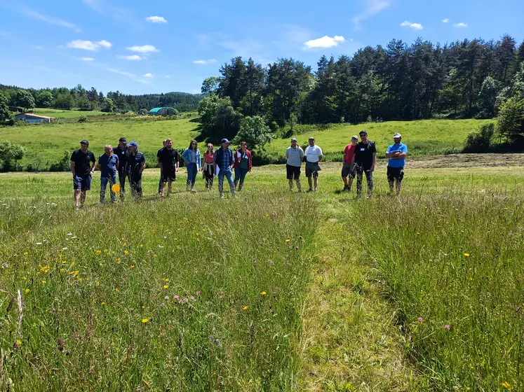 Malgré le beau temps, les agriculteurs étaient au rendez-vous sur la plateforme.