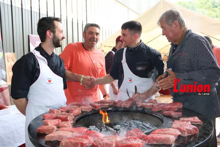 Bouchers et éleveur autour d'un brasero avec de la viande, se serrant la main.