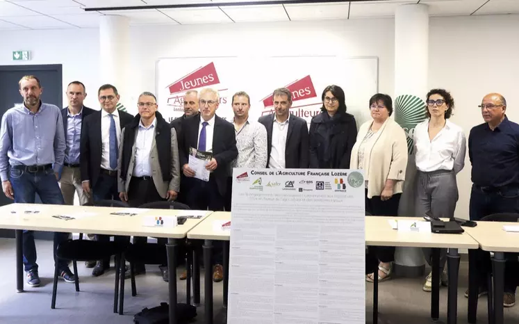 Les candidats aux législatives et le Caf Lozère après la signature de la charte
