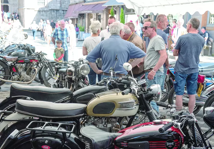Des vieilles motos avec du public autour