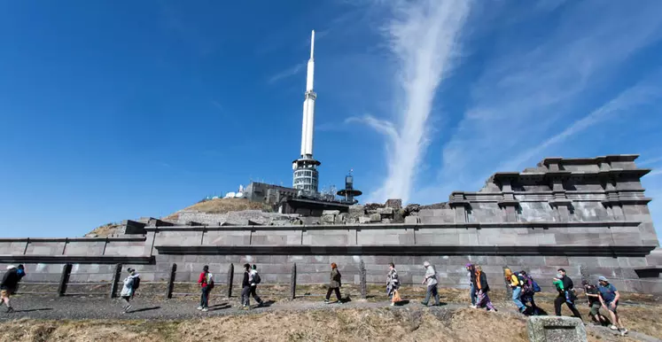 temple de mercure, des gens passent devant