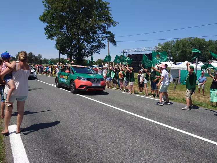 Ola pour un véhicule de la FNSEA sur le Tour de France 2023.