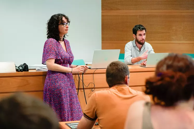 Une femme et un homme dans une salle de conférence