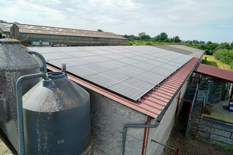 Panneaux photovoltaïque sur un toit