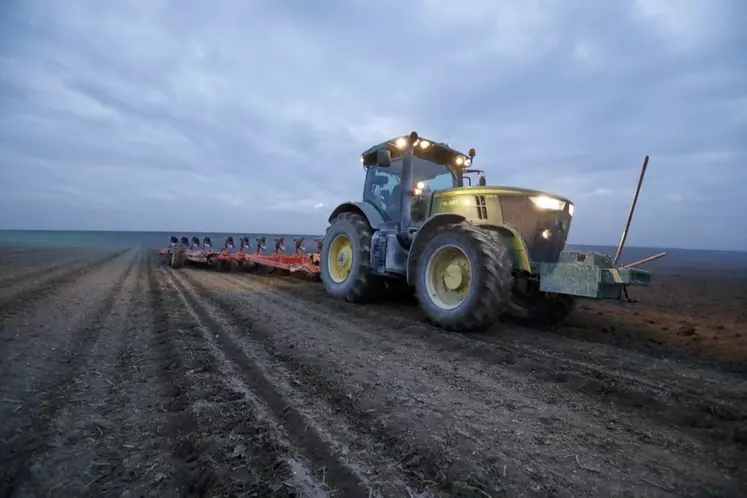 Un tracteur en utilisation