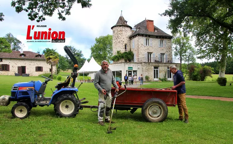 Deux agents travaillent à l'entretien du parc d'un chateau. 