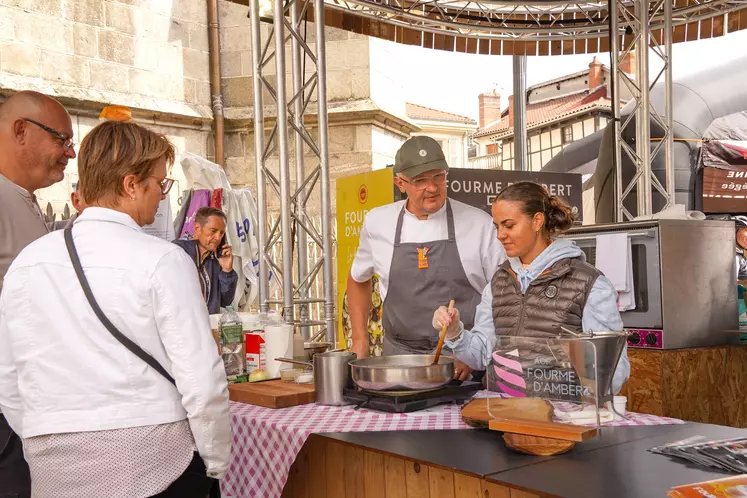 chefs cuisinier en démonstration dans une foire