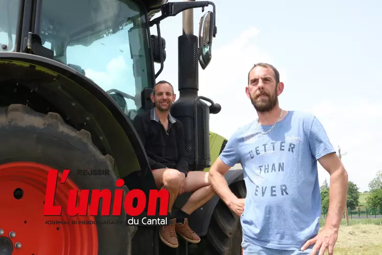 un homme assis sur un tracteur et un autre debout avec un tee shirt bleu