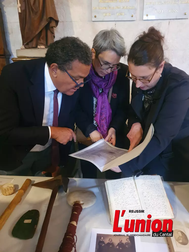 Trois personnes observent un document