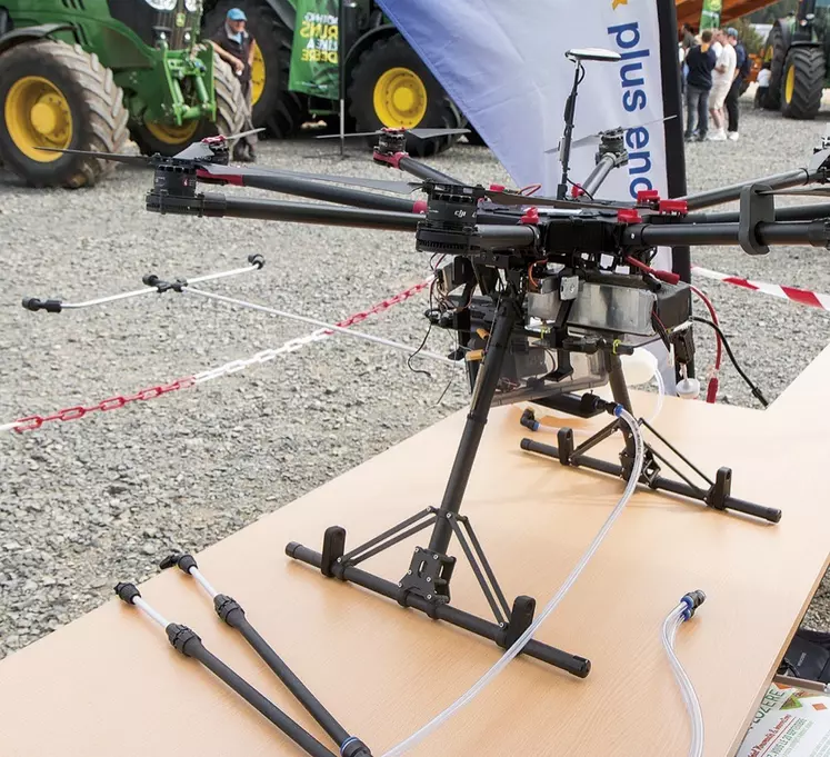 Un drone utilisé pour nettoyer les toitures