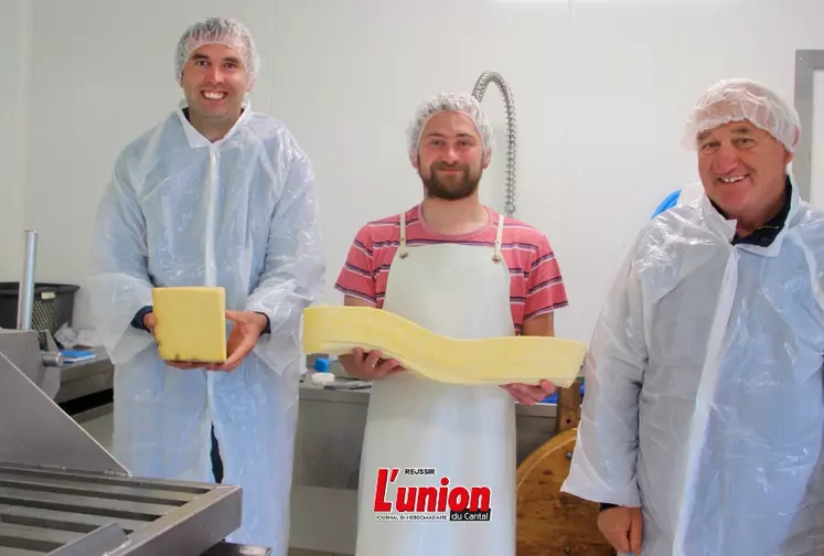 trois fromagers présentent de la tome et de la fourme de cantal