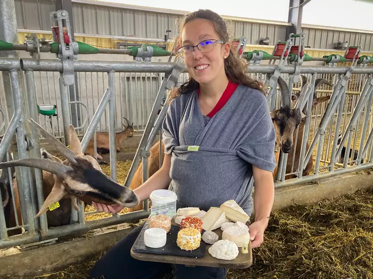 Une éleveuse présente ses fromage dans une chèvrerie