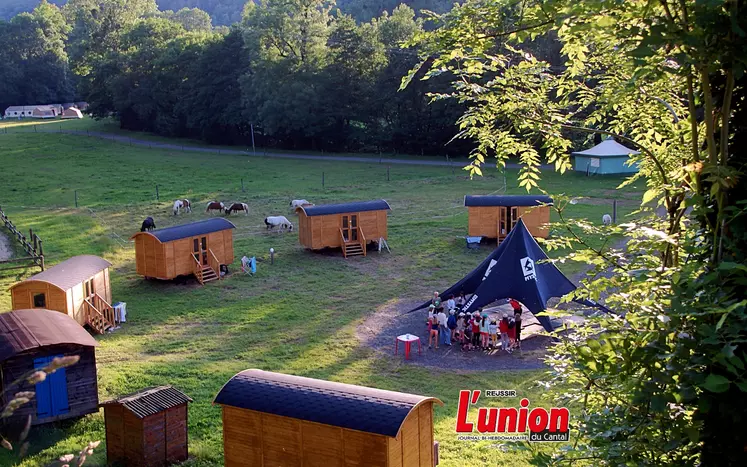 village de vacances avec roulottes et au fond des tentes